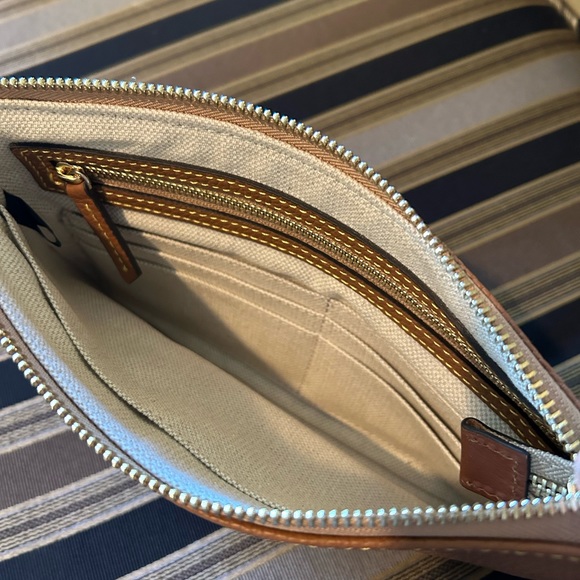 Authentic Dooney & Bourke tan pebble leather wristlet bag - Picture 2 of 2